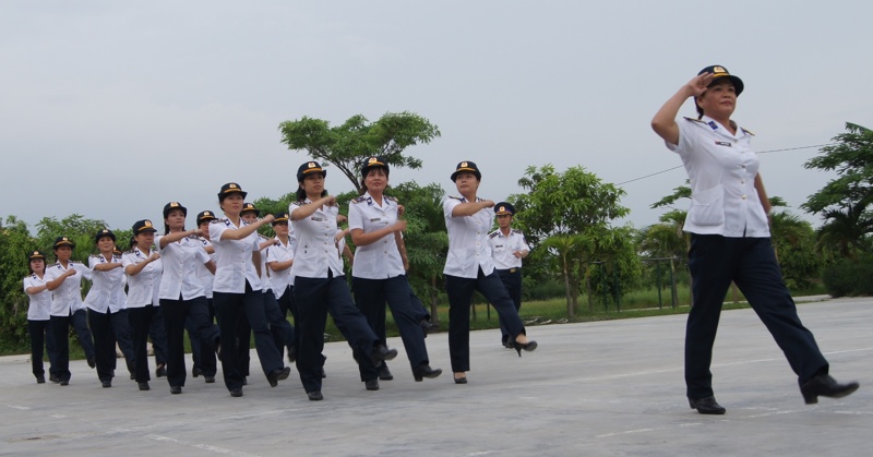 Nữ quân nhân Vùng CSB 1 đang tập điều lệnh đội ngũ